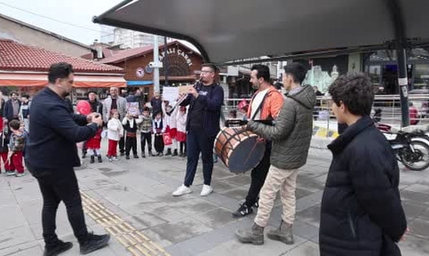 Miniklerin türküleri Elazığ Kapalı Çarşı'da 70'li vatandaşı duygulandırdı