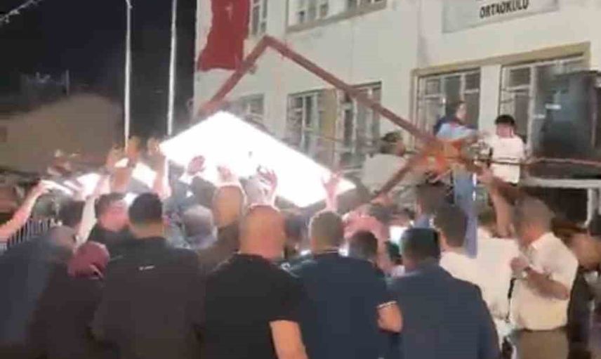 Festival alanında devrilen led ekran Keban'da 5 kişiyi yaraladı