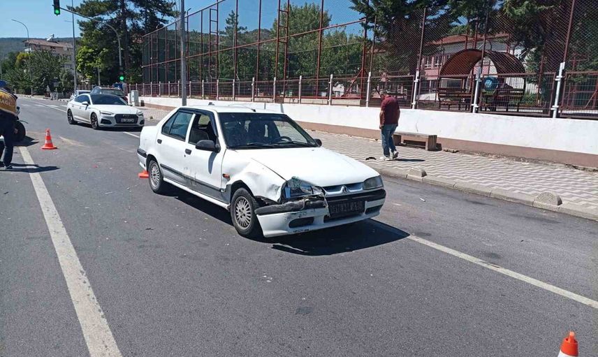 Gölpazarı'nda kavşakta çarpışma: yolcu hafif yaralandı