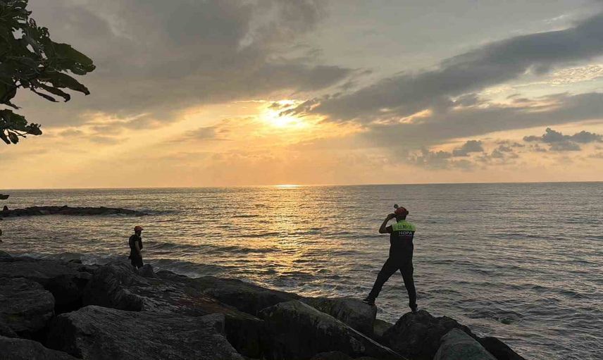 Çayeli'de dalgalara kapılan 10 yaşındaki çocuk için arama ekipleri Artvin sahilinde