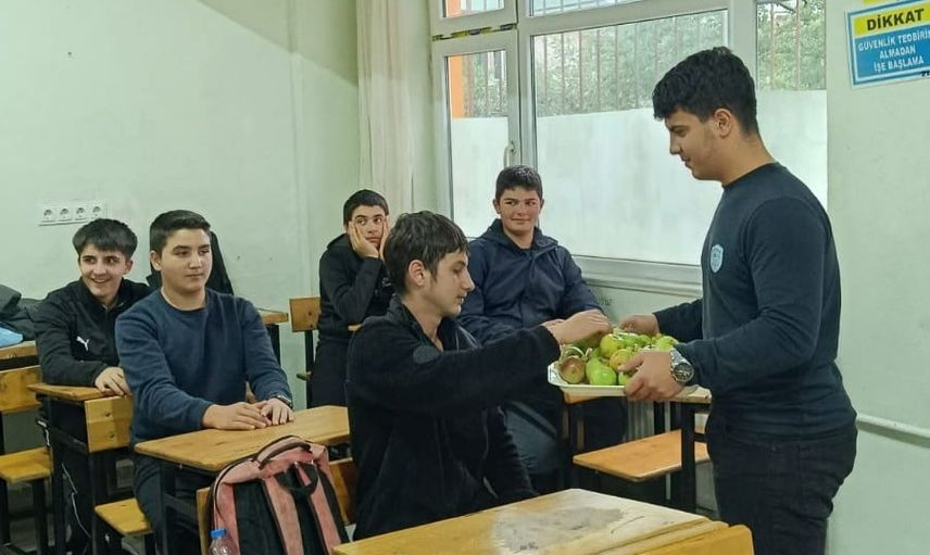 Öğrenciler öğretmenlerine sağlıklı nefes hediyesi sundu