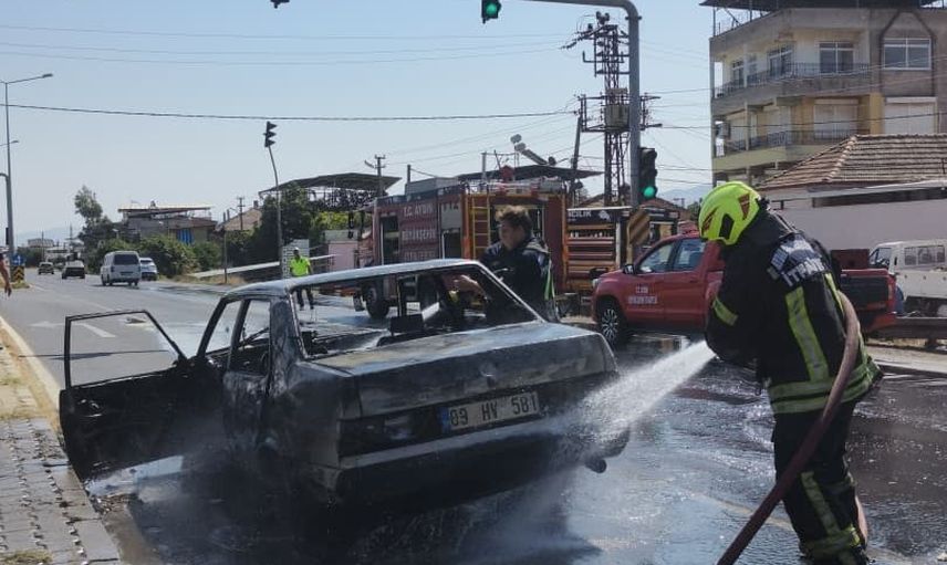 Nazilli'de seyir halindeki araç alevlerden zarar gördü