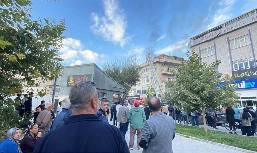 Karaman'da çatı yangını itfaiye müdahalesiyle kontrol altına alındı