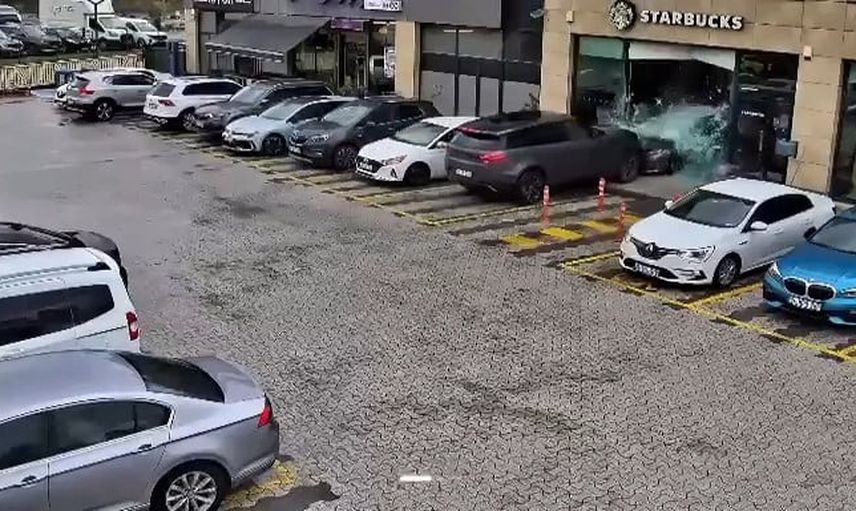 Çekmeköy'de pedalı karıştıran sürücünün cip ve otomobili kafe içine girdi