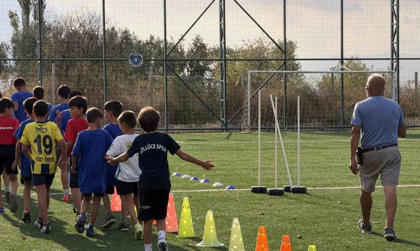 köyün traktörlü antrenörü: 71 yaşında çocuklara gönüllü spor eğitimi veriyor