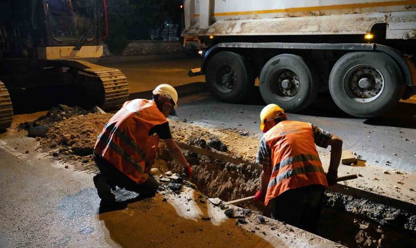 Orhaniye'de içme suyu hatları gece mesaisinde yenileniyor
