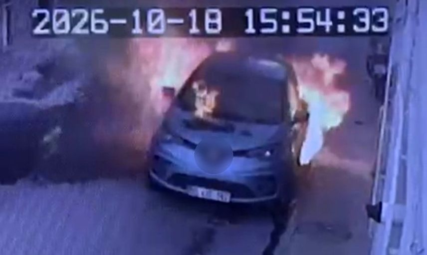 Samsun'da park halindeki elektrikli otomobil kısa sürede küle döndü