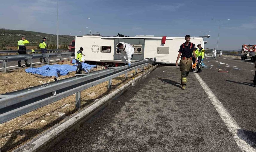 Akhisar'da otobüs ve çekicinin karıştığı kazada 11 kişi hayatını kaybetti