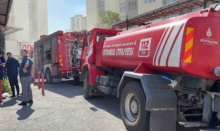 Küçükçekmece'de otoparkta elektrikli araç alev aldı, genel müdürlük tahliye edildi