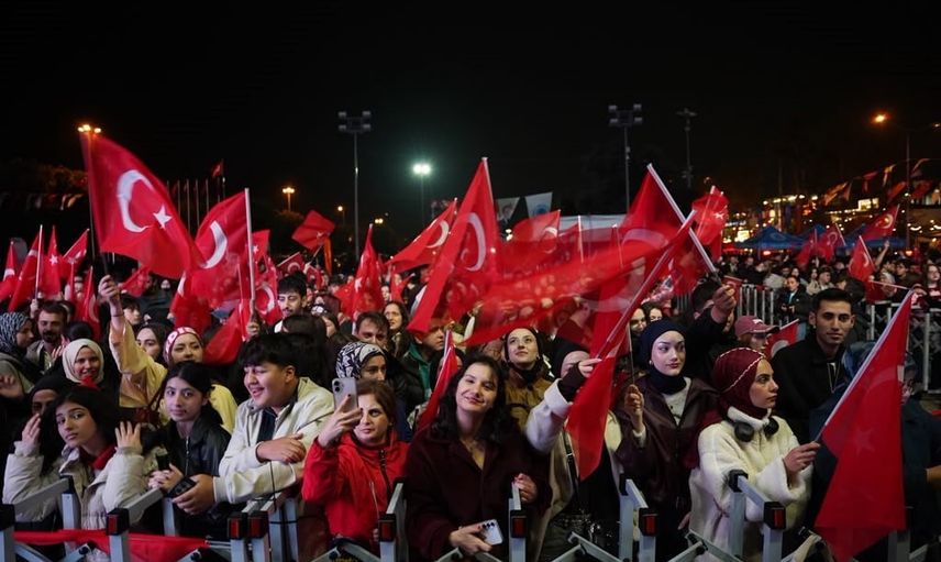 Tuzla’da 103’üncü yıl coşkusu sahilde Edis ile doruğa çıktı