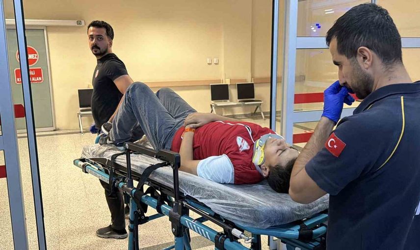 Adıyaman'da YSE kavşağı yakınında elektrikli bisiklet devrildi: sürücü hastaneye kaldırıldı