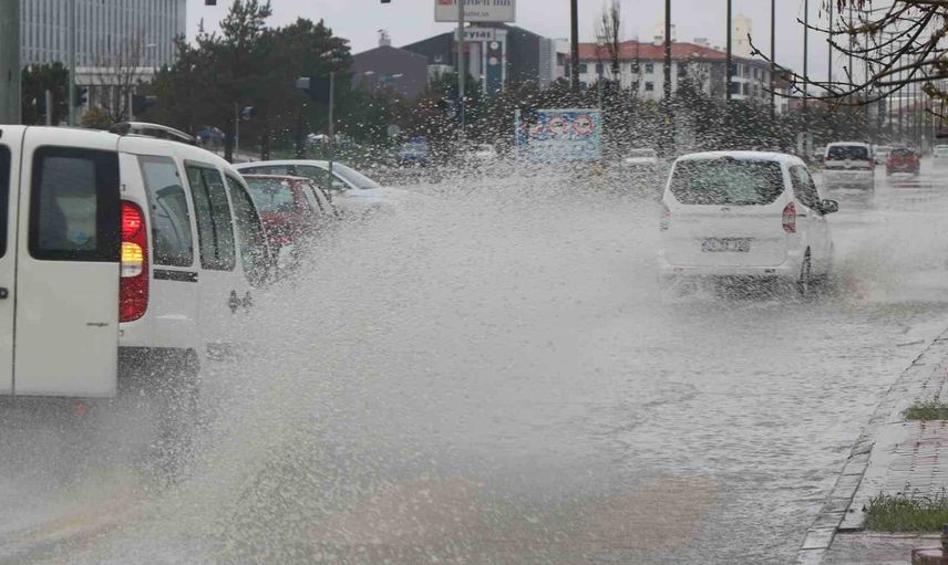 Sağanak sonrası erozyon Erzincan-Sivas kara yolunu ulaşıma kapattı
