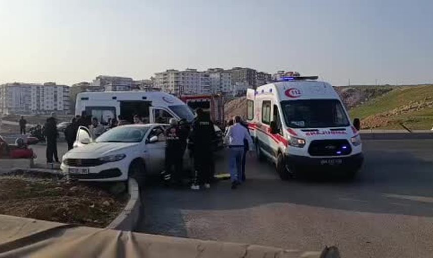Siirt’te kavşakta çarpışma: otomobil yapıya çarparak durdu, 2 yaralı