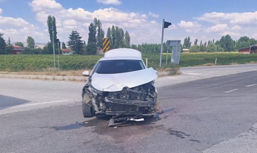 Alaca mezbaha kavşağında çarpışma: iki kişi yaralandı