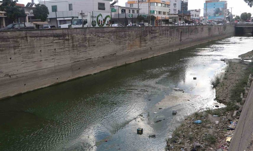 Adana'da koku ve çöp: Yüreğir'de sulama kanalı esnafı ve sakinleri mağdur ediyor
