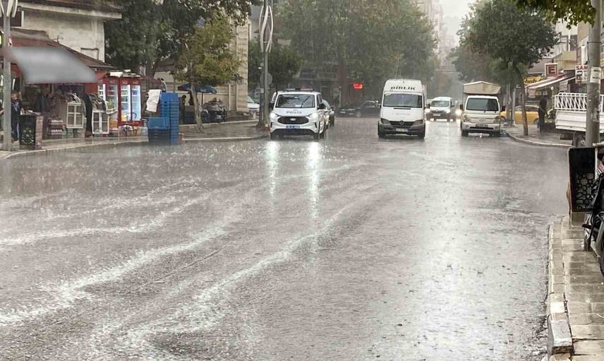 Aniden bastıran dolu ve sağanak Elazığ sokaklarını suya boğdu
