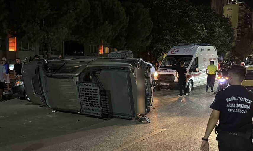 Manisa'da park halindeki beş araca çarpan araçtan çıkarak kaçan sürücü aranıyor