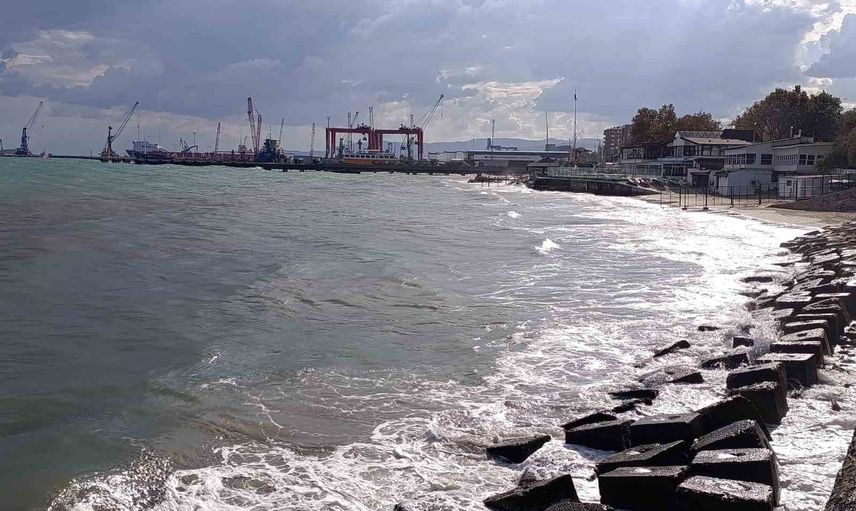 Tekirdağ'da Süleymanpaşa sahilinde poyraz hayatı zorluyor