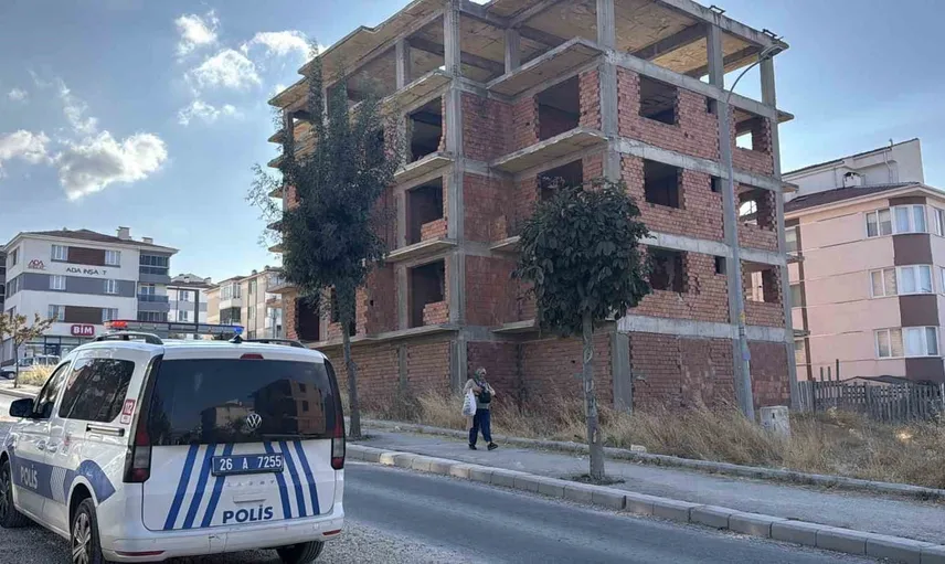Dördüncü kattan düşen kişi Eskişehir'de ağır yaralandı