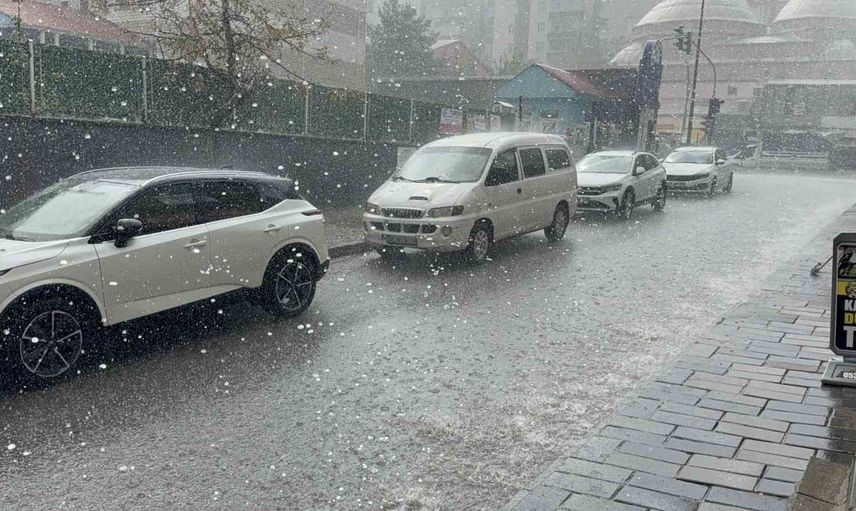 Tatvan’da kısa süreli dolu ve yoğun yağmur hayatı etkiledi