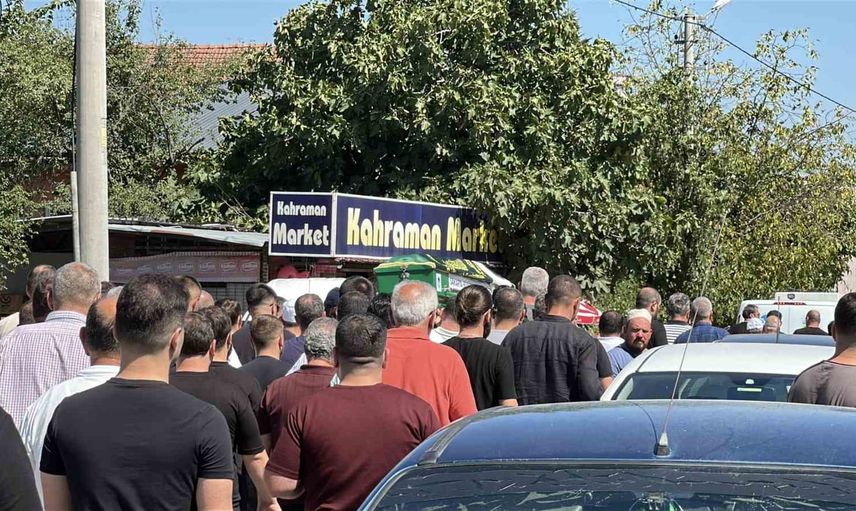 Sığ suya balıklama atlayan üç çocuk babası memleketinde uğurlandı