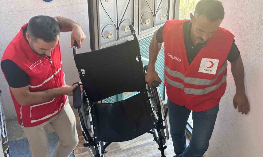 Muradiye'de gönüllüler köy köy gezip 2 bin çocuğa giyim desteği sağladı