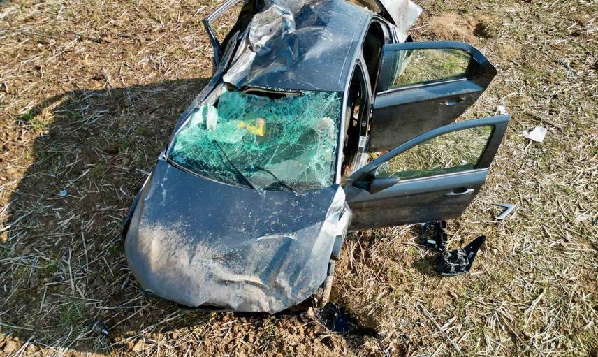 kontrolden çıkan otomobil taklalar atıp kağıt gibi ezildi, sürücü yaralı kurtuldu