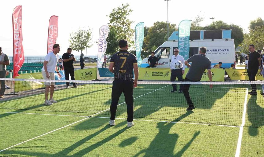 Darıca'da gençler ve başkan sahada: ayak tenisiyle spor kültürü pekişiyor