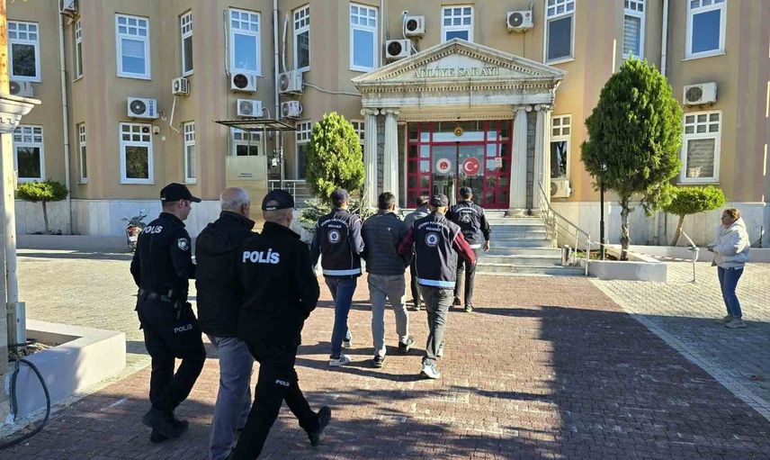 Didim’de makilikte bulunan 25 düzensiz göçmen sınır dışına gönderildi; üç şüpheli tutuklandı