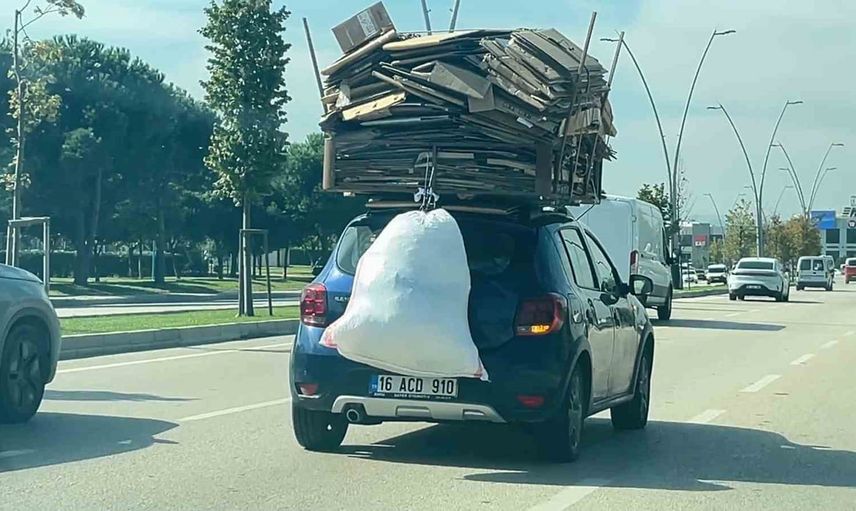 Nilüfer'de çatıya istiflenen kartonlar trafikte risk oluşturdu