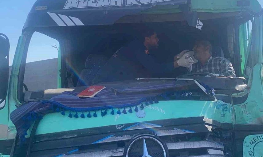 Otogar kavşağında çarpışan tırın sürücüsü kabinde sıkıştı, kurtarıldı