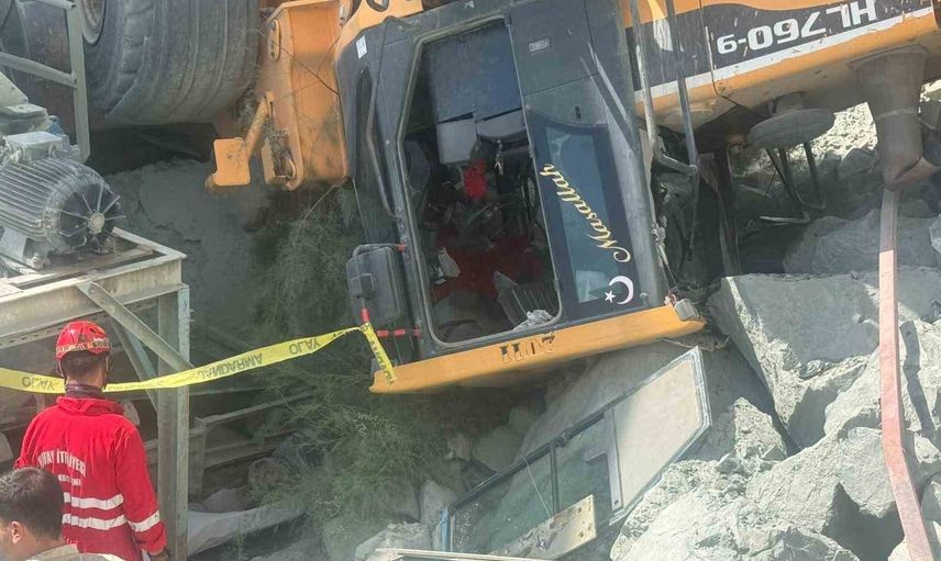 Taş ocağında duvardan düşen iş makinesi hayat aldı