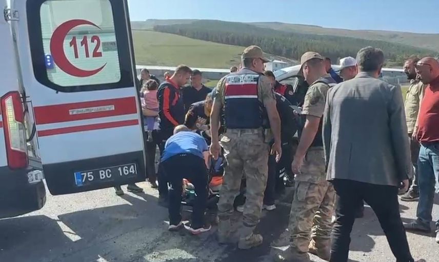 Ovapınar mevkisinde çarpışma: otomobil ve pikapta üç yaralı
