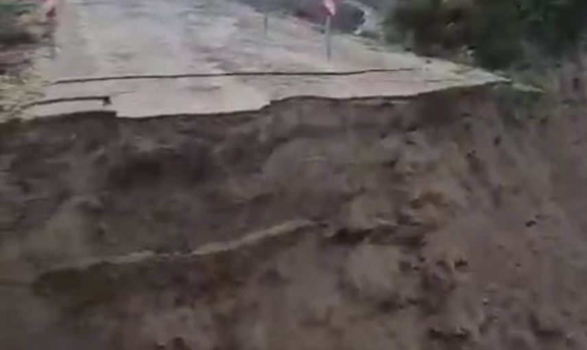 Fındıklı ile Canbaz birbirinden koptu: yoğun yağış yolu tamamen çökertti