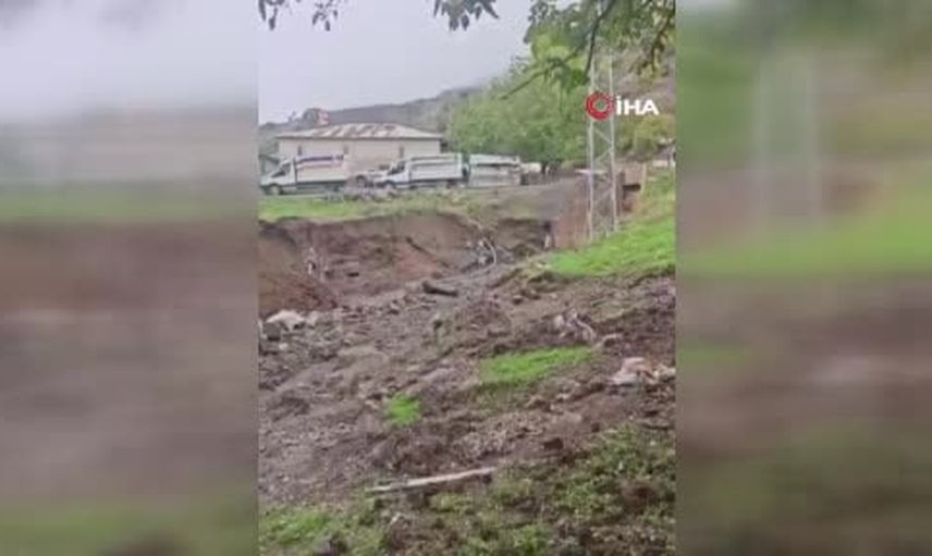 Beydoğmuş'ta sağanak yolları ve tarımı metrelerce çukurla vurdu