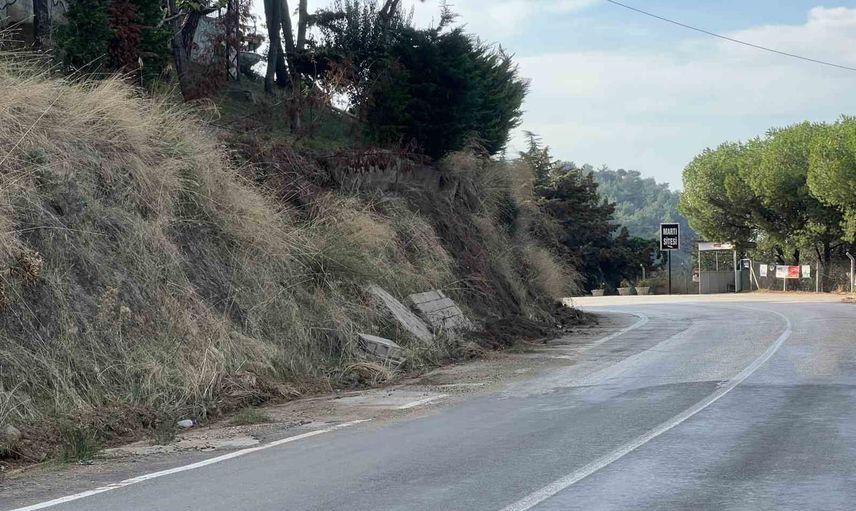 Mudanya'da yağış sonrası istinat duvarı çöktü, yol güvenliği riske girdi