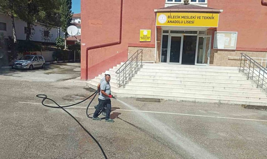 Okul bahçelerinde hazırlık çalışması: oyun ve spor sahaları yıkandı