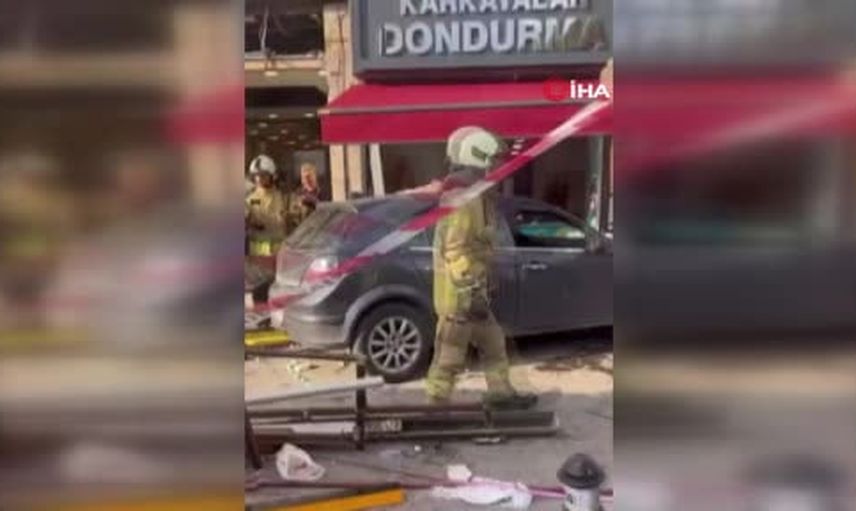 Fevzi Paşa Caddesi'nde kontrolden çıkan otomobil dondurma dükkânına girerek altı kişiyi yaraladı