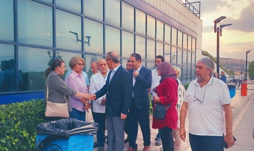 Malatya pazarında fenalaşan vekil Veli Ağbaba tedbir amaçlı koroner yoğun bakımda