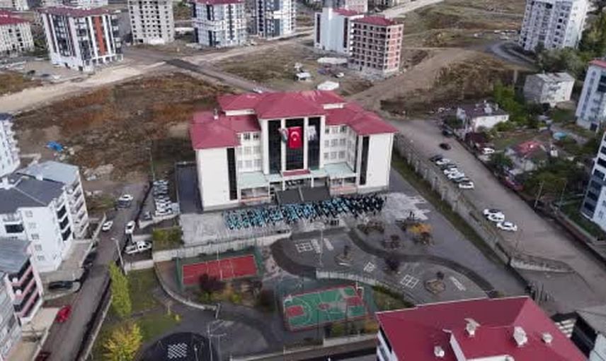 Sivas'ta 850 öğrenciyle cumhuriyet şarkıları coşkusu