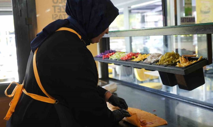 Tezgahta genç ustalık: Gizem Direk 20 yaşında döner ustası