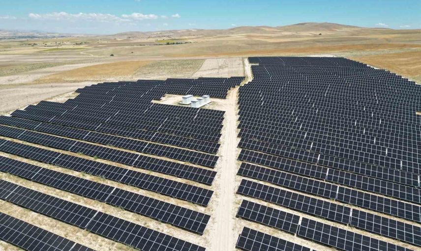 Aksaray’da 5 bin 513,22 kWp’lik arazi güneş santraliyle yıllık 4,37 milyon kg CO2 azaltımı
