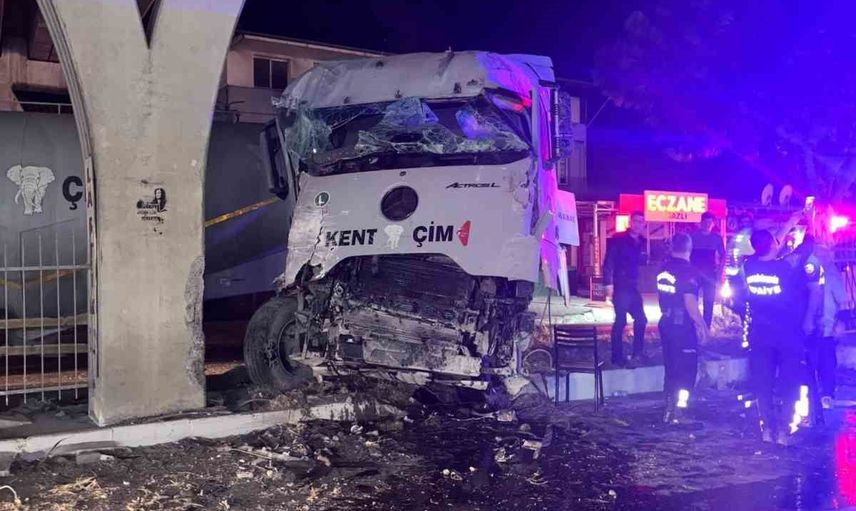 Sazlı Mahallesi'nde gece yarısı çarpışma: üst geçidin ayağına çarpan tırın sürücüsü yaralandı