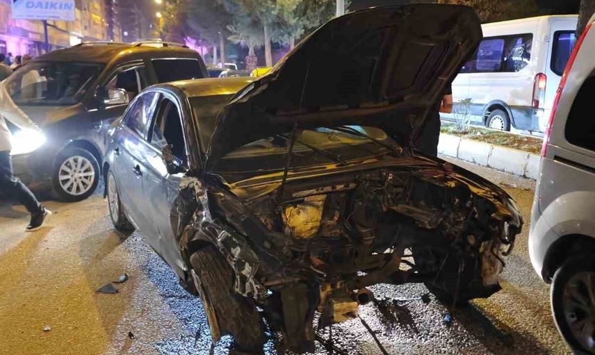 Gece Kızıltepe'de zincirleme kaza: 3 yaralı