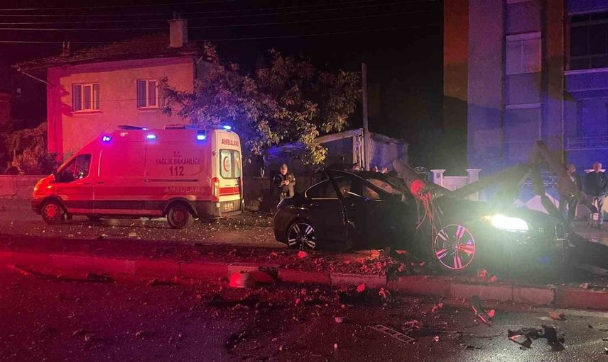 Refüjde yıkılan direk trafiği durdurdu: Karaman'da iki yaralı