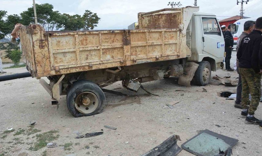 korkuteli’de iki kamyonetin çarpışması: 1 ölü, 2 yaralı