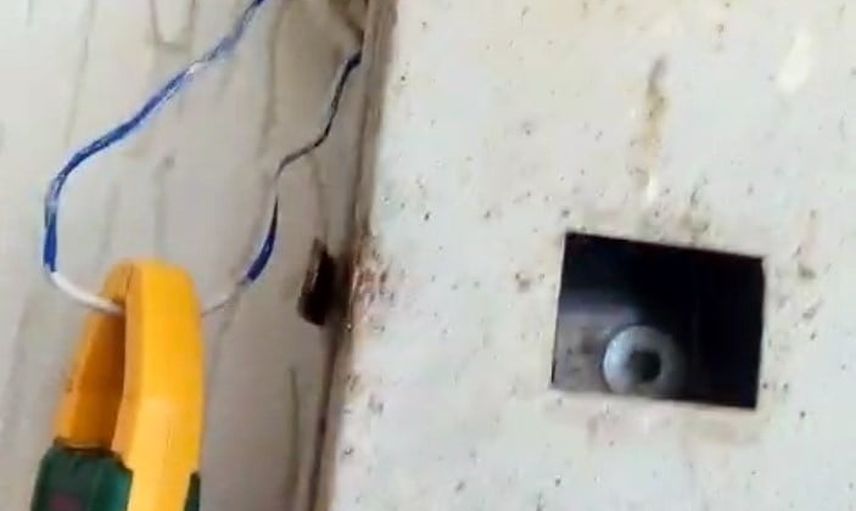 şanlıurfa'da denetim sırasında sayaça müdahale eden kadının kaçak bağlantıyı iptal anı kamerada