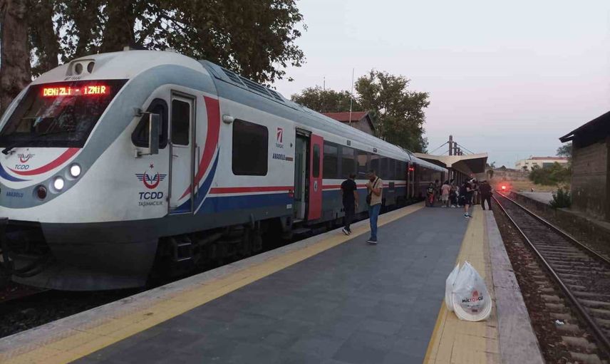Denizli'den İzmir'e giden trende motor arızası kuyucak istasyonunda yolcular aktarma bekledi