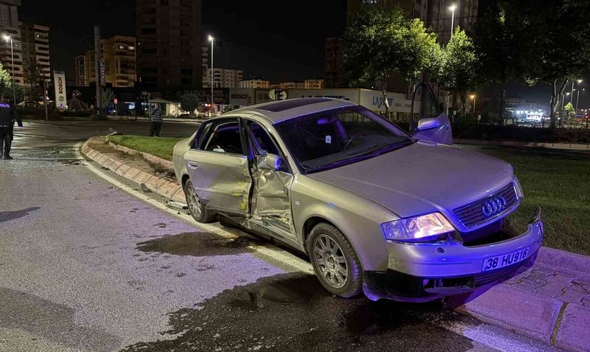 Kayseri'de ticari taksiyle otomobil çarpıştı: sürücü hastaneye kaldırıldı