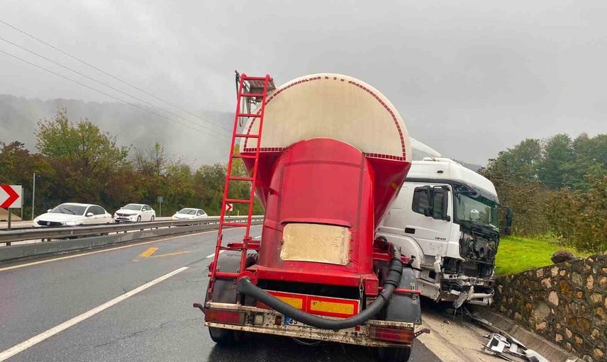 Şifalısu'da yağmur sürücüyü zorladı: tır makasladı, 1 yaralı